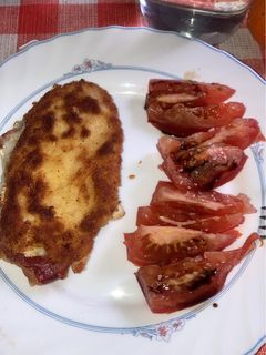 Una foto de Pechuga de pollo rellena de jamón y queso de cabra