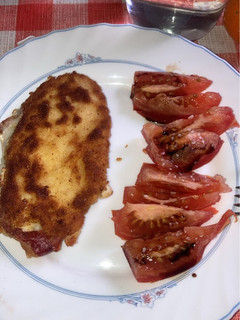 Una foto de Pechuga de pollo rellena de jamón y queso de cabra