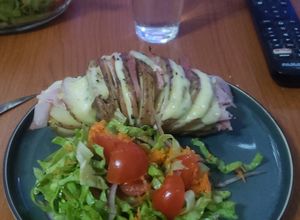 Una foto de Papas Hasselback Rellenas de Queso Mozzarella, Panceta y Jamón