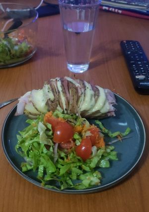 Una foto de Papas Hasselback Rellenas de Queso Mozzarella, Panceta y Jamón