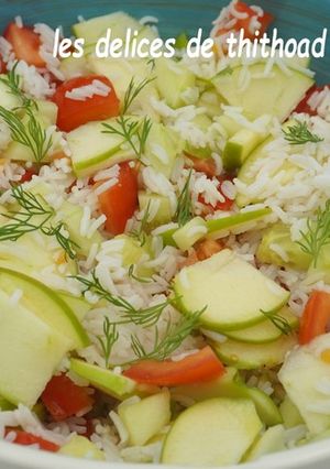 Une photo de Salade de riz, concombre et pommes