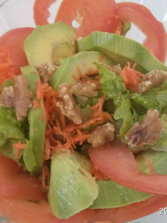 Una foto de Ensalada de lechuga, tómate, nueces y palta