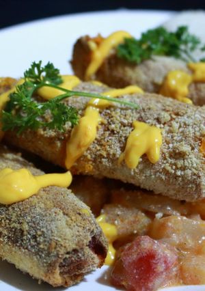 Una foto de Chayotas en crema con rollitos de pan y salchicha