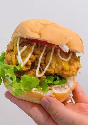 Hình của món Hamburger gà giòn.