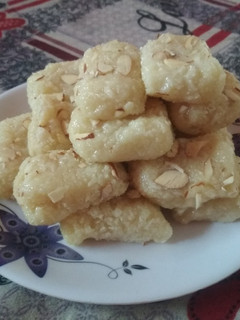 नारियल बर्फी (Nariyal barfi recipe in Hindi) रेसिपी मुख्य फोटो