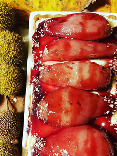 Foto di Crostata con crema al mascarpone e pere al vino rosso