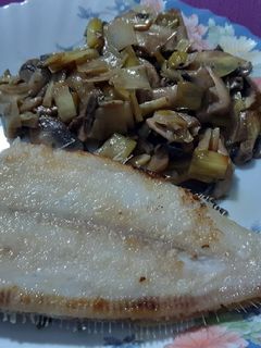 Una foto de Gallo a la plancha con champiñones y puerros al cava