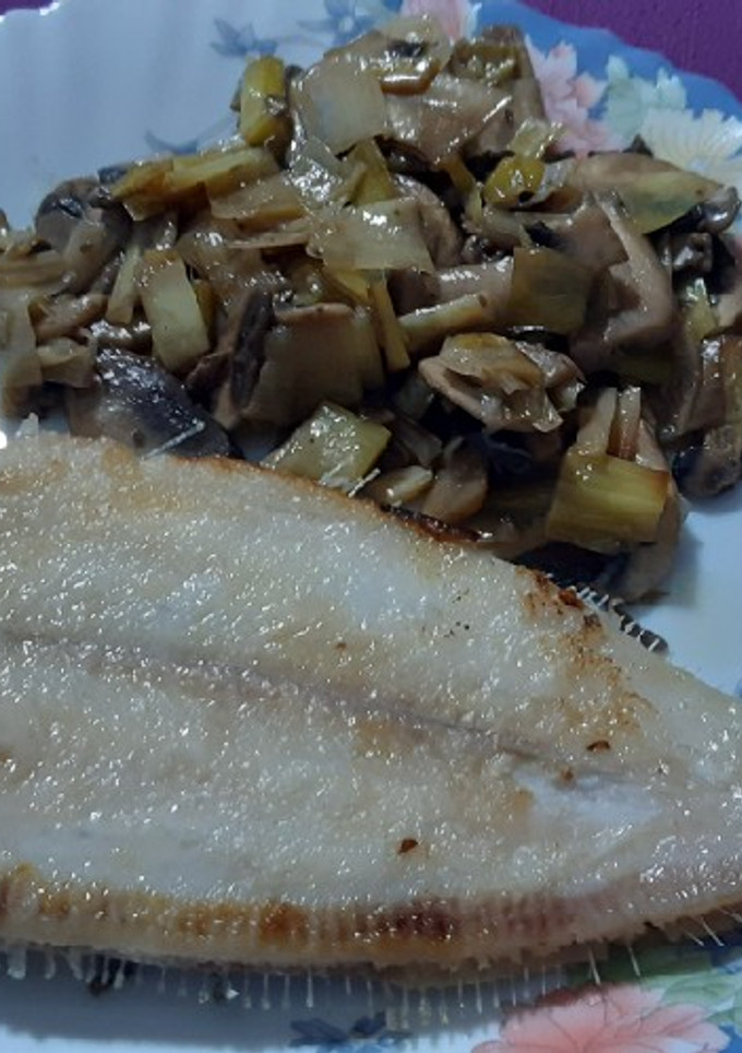 Una foto de Gallo a la plancha con champiñones y puerros al cava