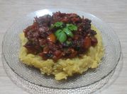 Una foto de polenta con salsa