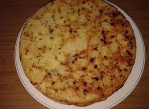 Una foto de Tortilla de papas con queso cremoso!! 