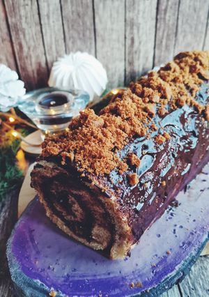 Une photo de BÛCHE CONFITURE DE FRUITS ROUGES, CHOCOLAT ET SPECULOOS