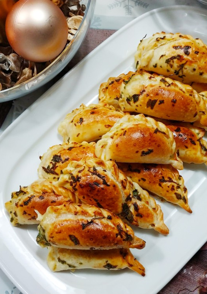 Una foto de Empanadas de pavo y queso con pincelado especial