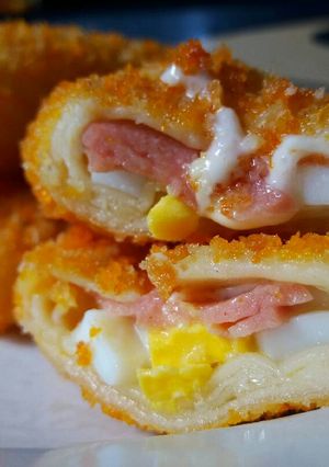 A picture of Risoles with Mayonnaise.