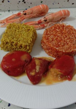 Foto principal de Pimientos del piquillo rellenos de cigalas y arroz con tomates y con curry