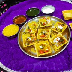A picture of Canapés Chaat.