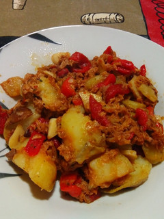 Foto principal de Patatas salteadas con atún y pimientos asados