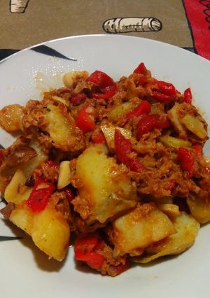 Foto principal de Patatas salteadas con atún y pimientos asados