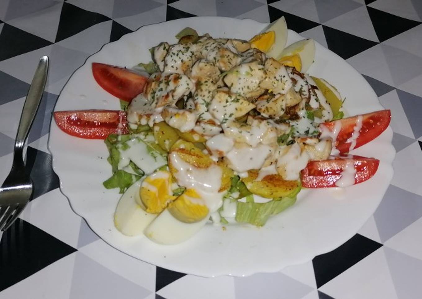 Ensalada templada de col, patata y pollo con salsa de yogur