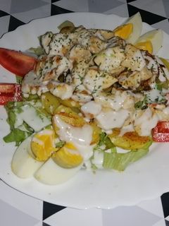 Una foto de Ensalada templada de col, patata y pollo con salsa de yogur