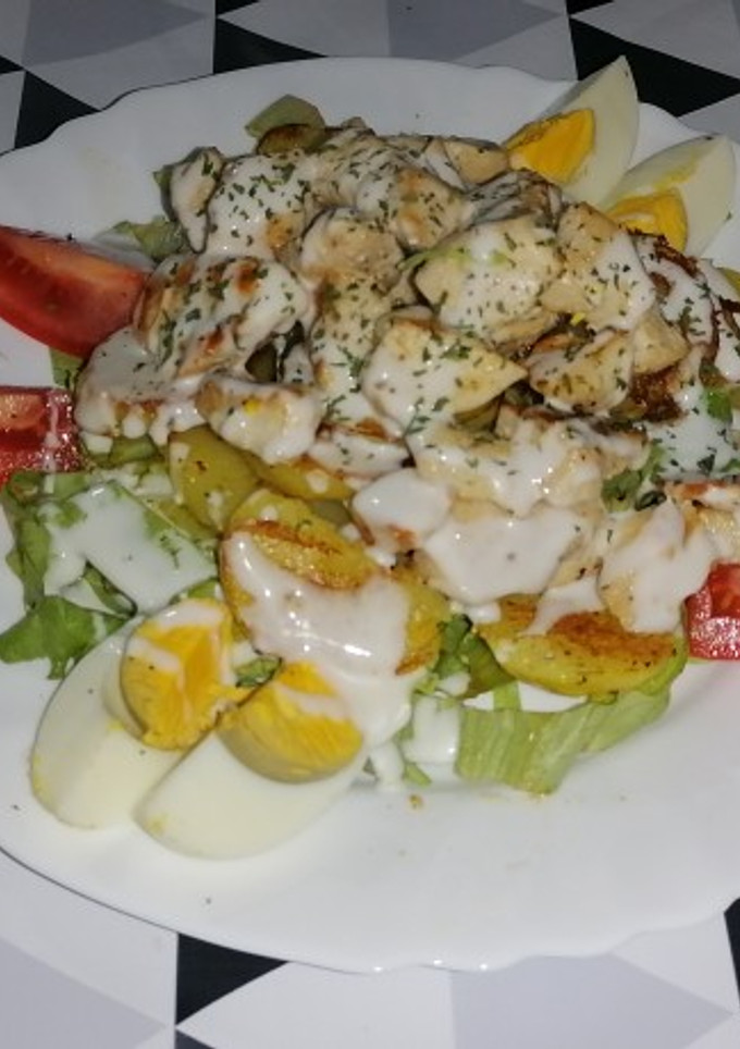 Una foto de Ensalada templada de col, patata y pollo con salsa de yogur