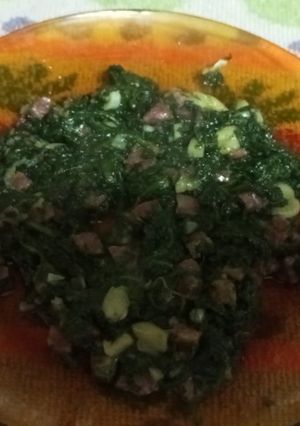 Una foto de Espinacas con ajo y taquitos de jamón serrano