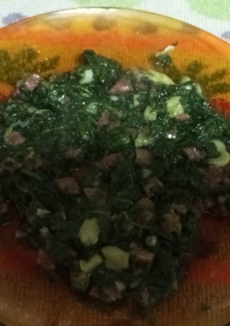 Una foto de Espinacas con ajo y taquitos de jamón serrano