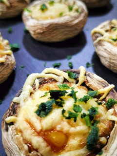 Una foto de Champiñones rellenos gratinados con huevos de codorniz en airfryer