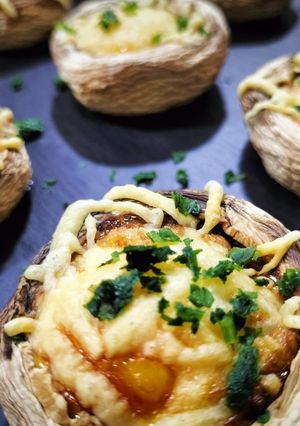 Una foto de Champiñones rellenos gratinados con huevos de codorniz en airfryer