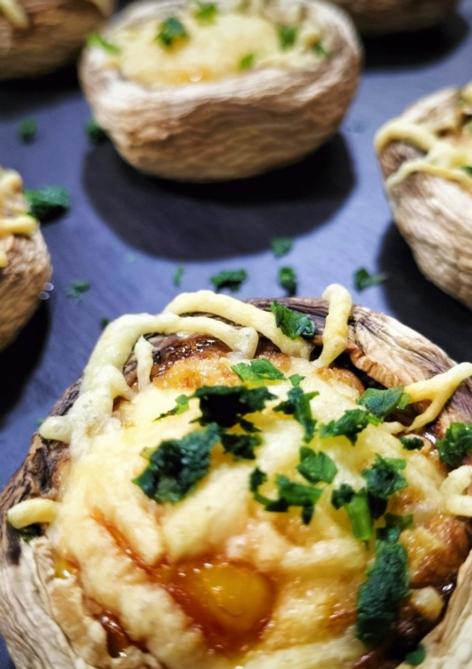 Una foto de Champiñones rellenos gratinados con huevos de codorniz en airfryer