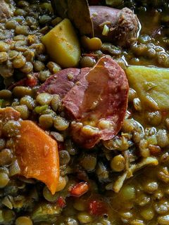 Una foto de Cocido de lentejas con costilla carnuda de res!