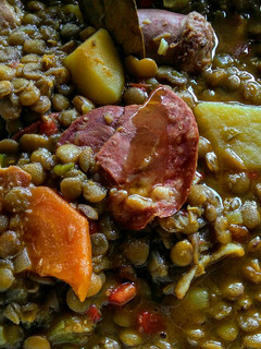 Una foto de Cocido de lentejas con costilla carnuda de res!