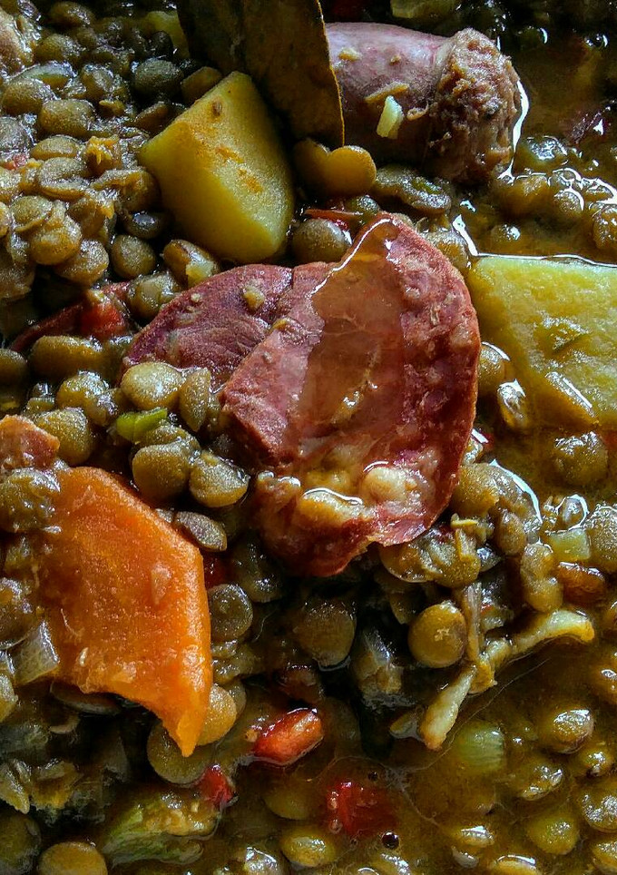Una foto de Cocido de lentejas con costilla carnuda de res!