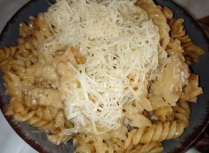 Szaftos fokhagymás-tejszínes cheddar szószos tészta csirkemellel recept fotója