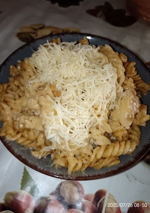 Szaftos fokhagymás-tejszínes cheddar szószos tészta csirkemellel recept fotója