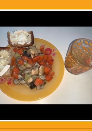 Une photo de • Bouillon de poulet et légumes •
