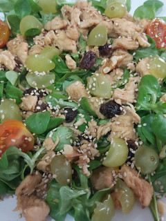 Una foto de Ensalada templada con pollo caramelizado🥗