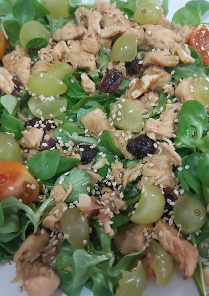 Una foto de Ensalada templada con pollo caramelizado🥗