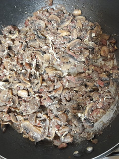 Una foto de Revuelto de champiñones y jamón