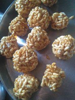 गुड़ मुरमुरे के लड्डू(Gud murmure ke laddu recipe in Hindi) रेसिपी मुख्य फोटो
