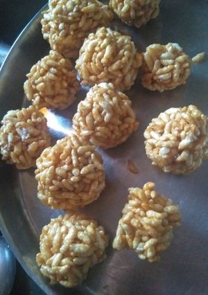 गुड़ मुरमुरे के लड्डू(Gud murmure ke laddu recipe in Hindi) रेसिपी मुख्य फोटो