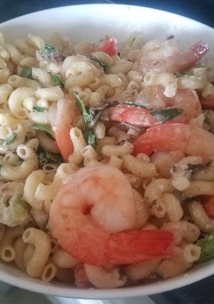 A picture of Spicy herbal jumbo shrimp pasta salad.