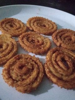 झटपट चकली (chakali recipe in marathi) रेसिपी चे मुख्य फोटो