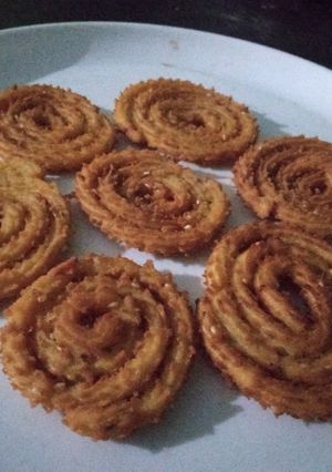 झटपट चकली (chakali recipe in marathi) रेसिपी चे मुख्य फोटो 