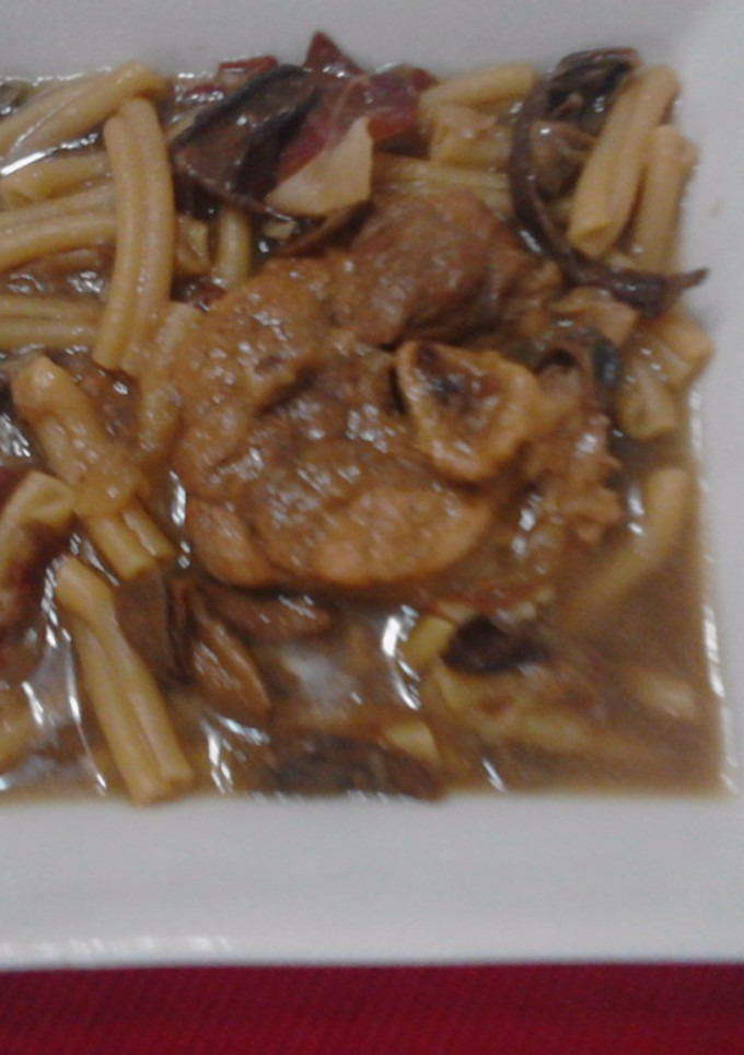 Una foto de Ossobuco de cerdo con setas y Casarecce