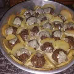 Una foto de Albóndigas con papas gratinadas