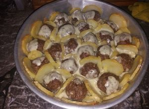 Una foto de Albóndigas con papas gratinadas