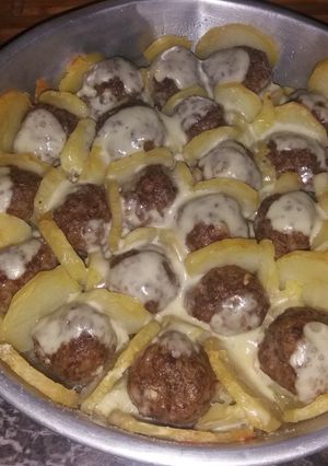 Una foto de Albóndigas con papas gratinadas