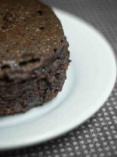Una foto de Mini-bizcocho de chocolate al micro en 3 minutos