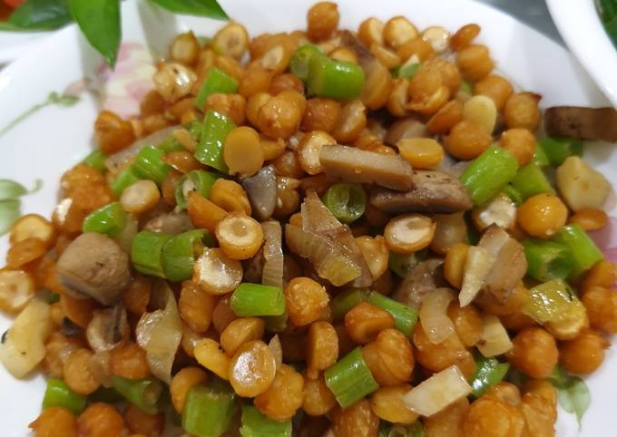Tumis kacang arab (garbanzo) dengan buncis dan jamur