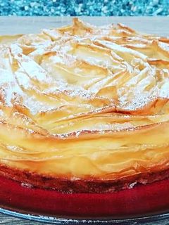 Una foto de Tarta flor con flan
